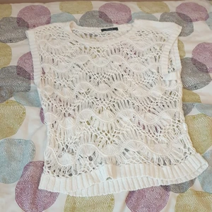 Vit topp - En vit stickad topp där man ser igenom 