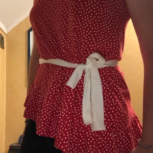 Women’s collection KappAhl 40/42 - Söt röd, prickig top med sned nederkant, passar till många olika stilar! (Frakt ingår ej)