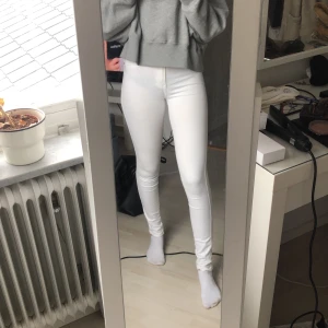 Vita jeans  - Köpta på secondhand men aldrig använda. Jättefint skick, säljer pga att det aldrig kommer till användning :) buda från 30kr + frakt:) 