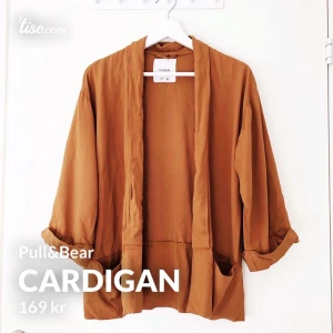 Cardigan - Supersnygg rak cardigan från Pull&Bear i storlek S. Materialet är aningen grövre och den kan med fördel användas som en tunnare jacka! Sparsamt använd, så i fint skick.  Frakt på 44kr tillkommer 📦