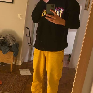  - Säljer denna oversized mysiga sweatshirt från Never Denim! Liknar en trasher hoodie. Använd ytterst liten så att den är i god skick!💓