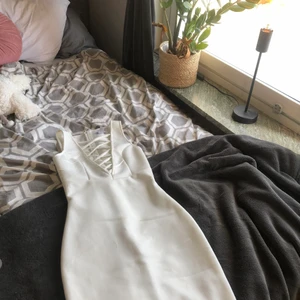 Klänning  - Vit figursydd klänning köpt från Nelly och är i deras egna märke ’Nelly one’✨ endast använd vid ett fåtal gånger så den är som ny💞 frakt tillkommer✨ pris kan diskuteras vid snabb affär💞