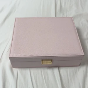 Glitter  - Skit coolt smyckeskrin som knappt används minns dock inte hur mycket den är köpt för 