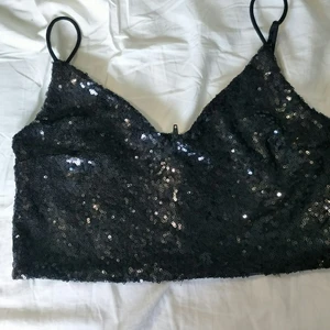 Linne/topp - Säljer detta festliga linnet. Den har justerbara band och drag kedja där bak. Knappt använd alls. Köpt på new yorker. Säljs för 20kr+frakt. Kan också mötas upp i Skåne!☺