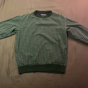Vintage Ralph Lauren Sweatshirt  - Säljer min ralph lauren tröja då den är för liten, storleken är medium men den har samma passform som en small, tröjan är i väldigt bra skick o knappt använd, den är köpt på beyond retro, hör av er om mer information eller frågor👍