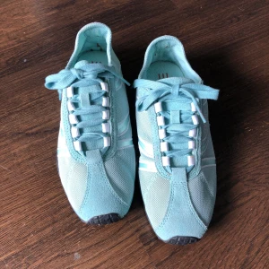Esprit sneakers strl 39 - Turkosa sneakers från Esprit strl 39. Liten fläck på vänster snöre men går att tvätta bort. 