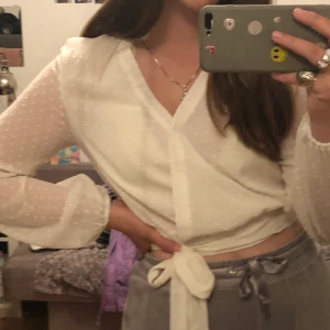 söt blus🤍 - FRAKT INGÅR I PRISET! supersöt blus som man knyter vid nedre delen av magen🤍 sitter bekvämt och väldigt luftig! lite puffärmar! använd max 3 gånger!¡ storlek S men sitter lite löst på mig som har M