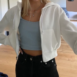 Vit zip hoodie - Jag säljer denna helt nya, oanvända cropped zip hoodie från SHEIN. Säljs då jag har en annan. Den är väldigt väldigt mjuk och skön. Köpt för 249kr men säljs för 150kr+frakt💕om fler är intresserade blir det budgivning⚡️högsta bud är 350kr. SÅLD❌