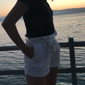 Zara shorts - Säljer dessa shorts från Zara då de är för små för mig. Använda under en sommar (förra året) och säljs inte längre, köpta för 400kr. Super snygga och sitter lösare än vanliga jeans shorts vilket är skönt🥰