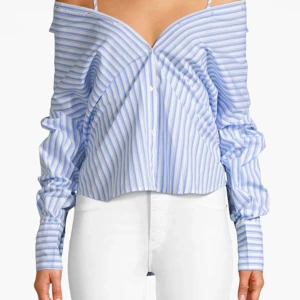 One way or not shirt, NLYTREND - Säljer denna supersnygga blårandiga blus från Nelly.com. Aldrig använd som man kan se på sista bilden då kortet fortfarande sitter på blusen. Blusen kan bäras på 3 olika sätt.❤ Köparen står för frakten