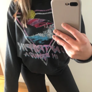 Oversized tröja - Säljer denna sjukt snygga ”oversized collegetröjan” med tryck, storlek S! Lite nopprig men går lätt att få bort med tex en nopperborttagare/rakhyvel! Buda 🥰 