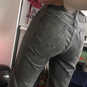 Grå jeans - Grå jeans från Zara i storlek 38! Säljer pga lite stora på mig 