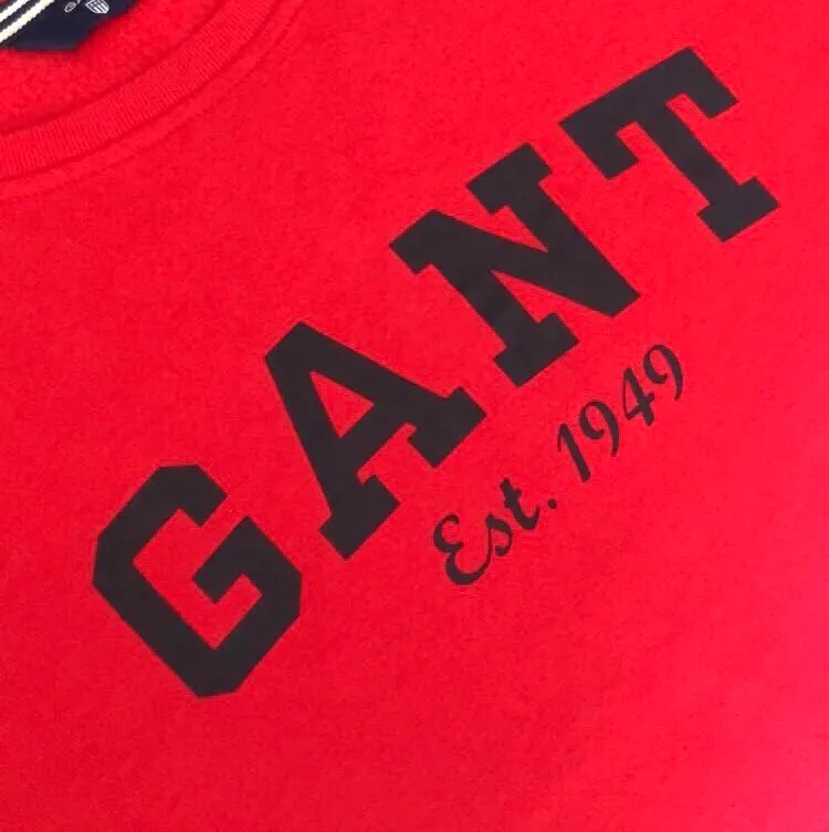 Röd tröja från Gant med Marinblått tryck. Tröjan på första bilden visar modellen på tröjan men tröjan jag säljer har istället marinblå text. Fraktar eller möts i Stockholm. För fler bilder eller vid frågor, hör gärna av dig❤️. Tröjor & Koftor.