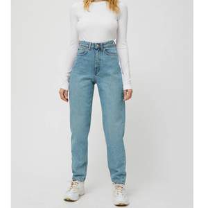 Snygga mom jeans från weekday i modellen Lash och i färgen seven blue. storlek 27/30. Väldigt bekväma men kommer tyvärr inte till användning. Nypris är 500kr                                                     Möts i stockholm eller fraktar (fraktkostnad tillkommer) ❣️❣️