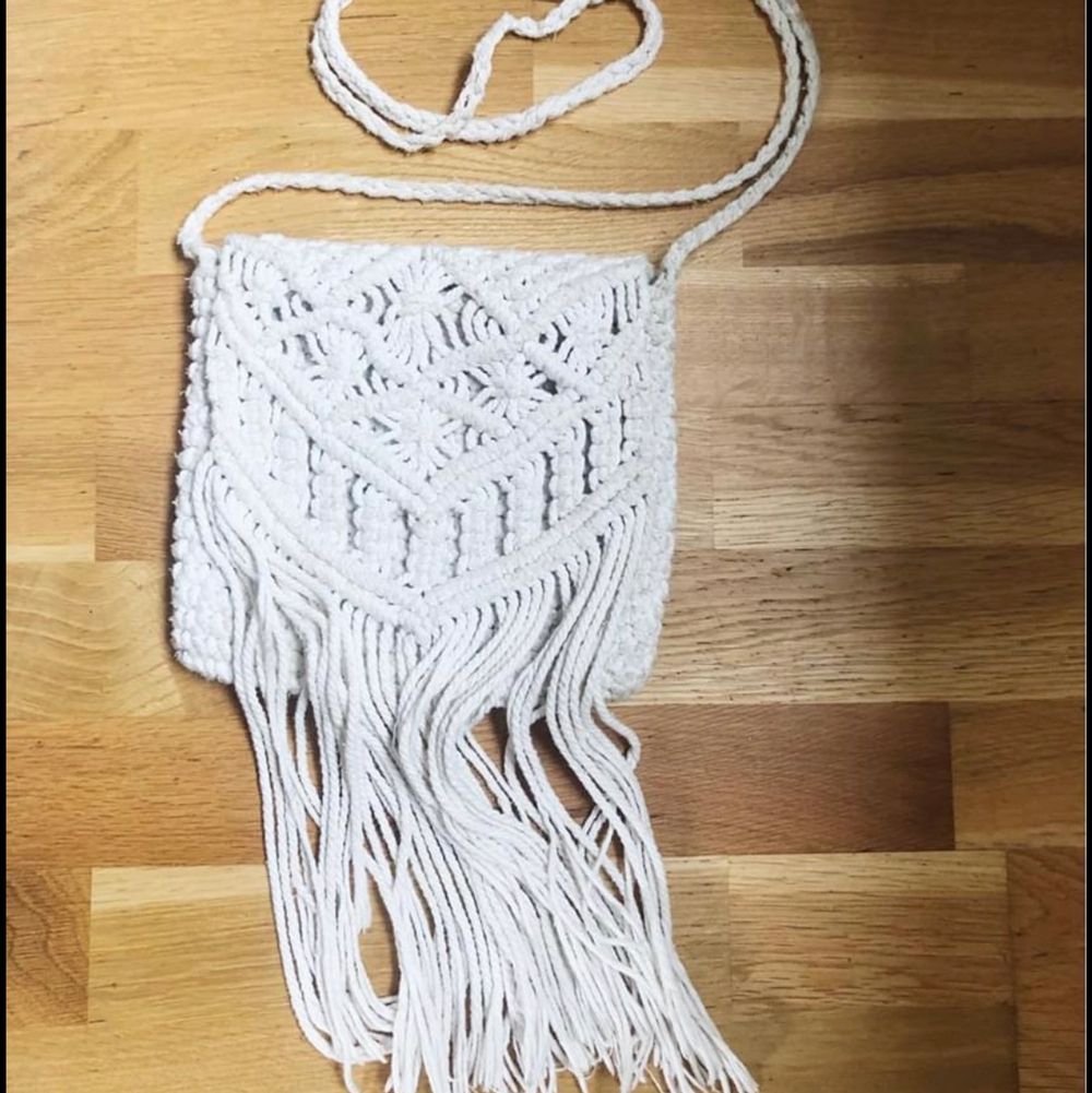 Beautiful crochet purse handmade in Bali! It has a long shoulder strap and a zip to hold everything in. Great condition! . Väskor.