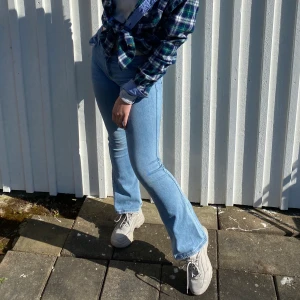 blåa jeans  - Jag säljer nu dessa lågmidjade jeansen pågrund av oönskad viktnedgång,  dem är i super bra kvalite och enbart använda vid fåtal gånger, bara till och skriva ifall det finns några frågor. frakt tillkommer 