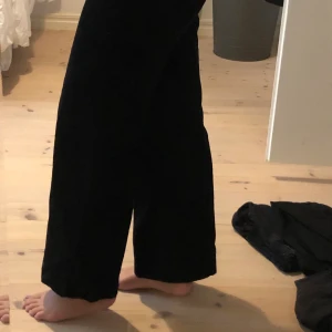 Manchester-byxor - Bestämt mig för att rensa bland mina byxor! Dessa är i storlek 36 och jag är 166 lång för er som undrar. Har ni fler frågor så skriv. Pris kan diskuteras 💓💓