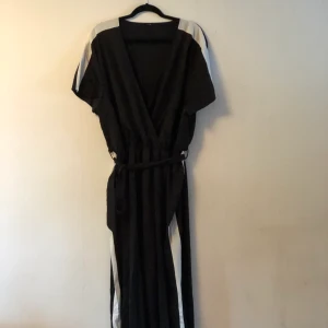 Byxdress  - Byxdress aldrig använd, pga för kort för mig. Skickar gärna men köpare betalar frakten 