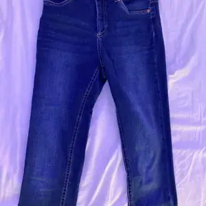 Snygga mörkblåa denim jeans, från H&M. Tvättas innan det skickas iväg! Tillkommer frakt, Betalningen sker via Swish. 
