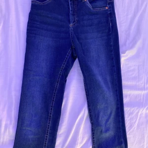 Mörkblåa denim jeans  - Snygga mörkblåa denim jeans, från H&M. Tvättas innan det skickas iväg! Tillkommer frakt, Betalningen sker via Swish. 