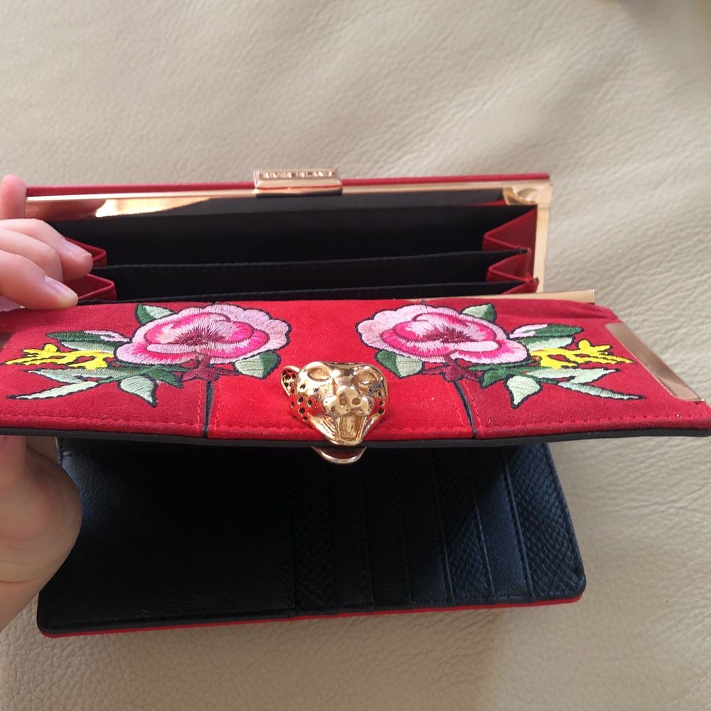 Oanvänd plånbok från river island med en vacker asiatisk design. Priset är inte bestämt.. Accessoarer.