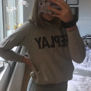 Replay hoddie - En replay hoddie, som är i nyskick. Säljer pga att den aldrig kommer till användning. Frakt ingår inte i priset, kan skicka spårbart😊