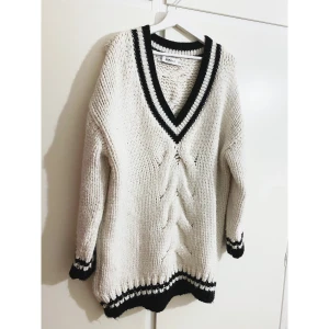 Stickad tröja från Zara. - Säljer denna fina och mysiga stickade tröjan från Zara, som är jättevarm. Har endast använt den 1 gång. Storlek S. Säljer för 100 kr, men kan diskuteras vid snabb affär