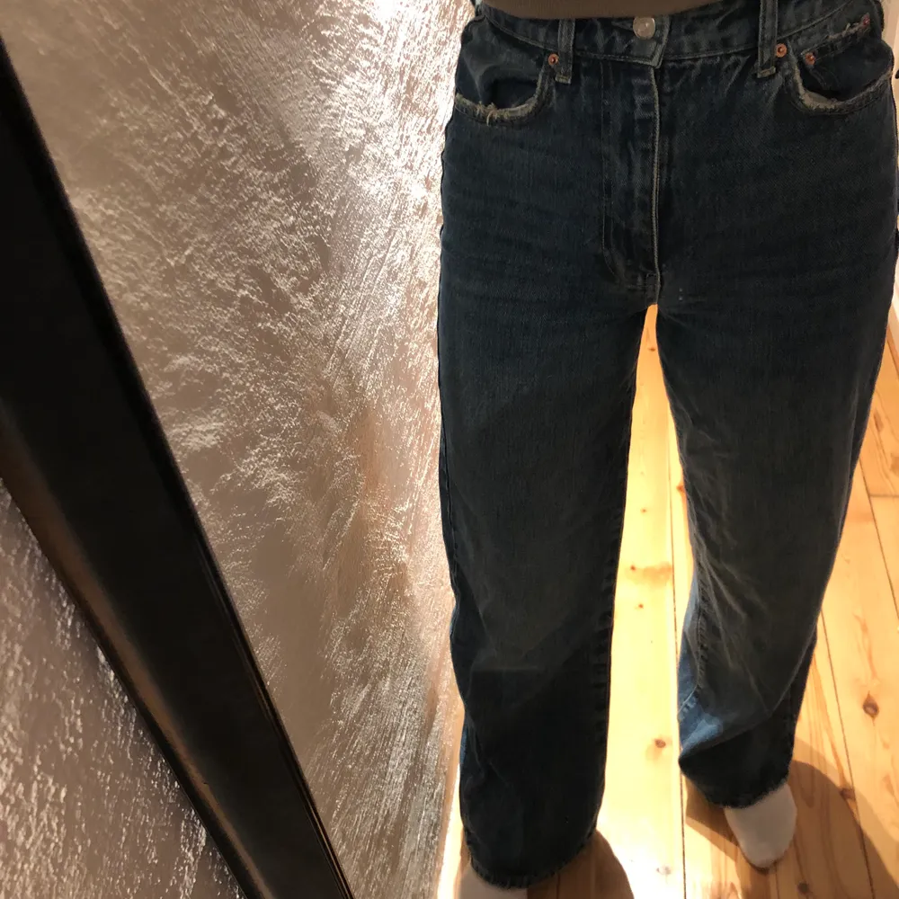 Blå högmidjade vida jeans från Gina tricot! Använda 3 gånger, som nya. Frakt tillkommer på 63 kr. Hör av er vid intresse 💙. Jeans & Byxor.