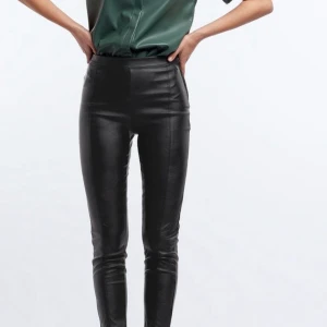 Skinnbyxor - Säljer dessa skinnbyxor från Gina tricot då dom är förstora för mig, använda 1 gång så i nyskick. St S