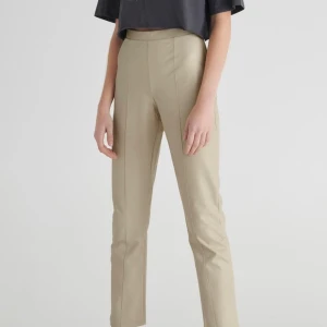 Skinnbyxor - Säljer dessa beiga skinnbyxor i st S, säljs pga för stora. Använda 1 gång så i nyskick