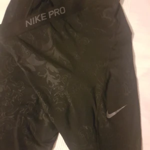 Tränings tights  - Nike värmande tränings tights. Fint skick