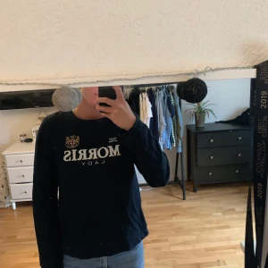Morris sweatshirt - Marinblå Morris sweatshirt som ny, säljs för 100kr inköpt för 1200kr 