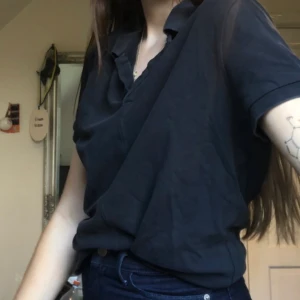 J.Lindeberg piké - Pikétröja från J.Lindeberg. Svart med söm på framsidan samt märket på bröstet. Snygg till nästan allt. 