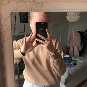 Collegetröja från NAKD - Mycket bra skick, knappt använd. Säljer pågrund av att den inte kommer till användning 