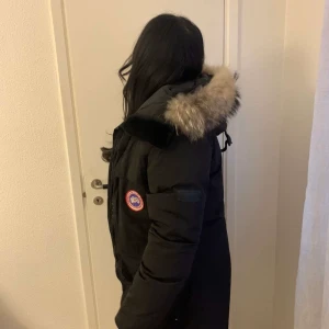 Canada goose jacka - En canada goose jacka i storlek M. Den är äkta och pälsen är även äkta. Den är i fint skick och bra kvalite 