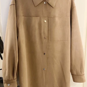 Mocka- skjorta  - Beige oversized mockaimitations skjorta/jacka jättefin o mysig till hösten! Stl. 36 passar även S-M-L 