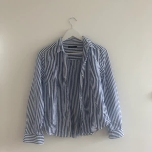 Skjorta - Basic men jättesnygg randig skjorta från Gina Tricot, i storlek 36. Helt oanvänd. Säljer för 80kr, fakt ingår ej.