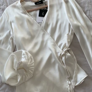 Blus  - Helt ny jätte fin blus i pärl-vit färg från vila i storlek 36 prislapp kvar köptes för 400kr 