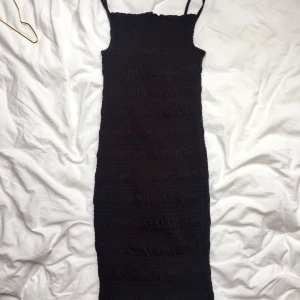 Svart klänning - Den lilla svarta! Snygg, bekväm, elegant i stretchigt material med ribbsytt mönster. Figurnära. Perfekt för datenight! Aldrig använd. Upphämtning Malmö