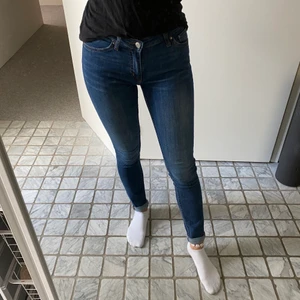 Weekday Jeans  - Mjuka och sköna jeans från Weekday. Använda men i ett väldigt fint skick! Pris går att diskutera och frakt tillkommer 💕