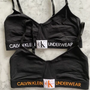 Calvin Klein bralette x2 - Två st oanvända Calvin Klein bralettes. Strl M/L. Köpta för 349kr/st, säljes för 200kr för båda.