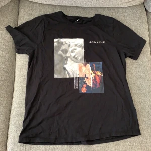 T-shirt  - Svart T-shirt med tryck. Använd 1-2 gånger, nyskick! 