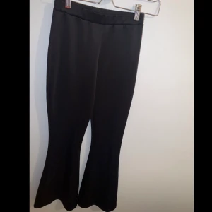 Utsvängda stretchiga byxor - Från bikbok, knappt använda. Frakt tillkommer