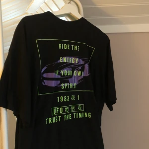 oversized T-shirt med tryck - cool oversized T-Shirt med tryck från missguided i storlek 36. använd två gånger så den är som ny. köparen står för frakten