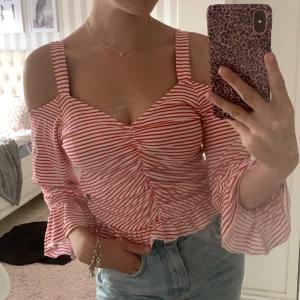 Blus - En gullig rödrandig blus från Gina Tricot. Aldrig använd. Stolek M