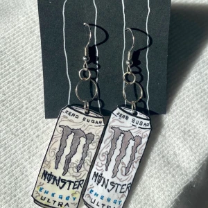 Monster Zero Ultra örhängen  - Monster Zero Ultra örhängen, vit baksida, använda en gång för fotto😳 i krympplast. Frakt 11kr☺️ finns flera inne.•••••••••••••••••••••••••••••••••••••• 