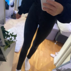 Svarta jeans - Säljer mina favorit jeans från bikbok då dem inte kommit till så stor användning det senaste året, svarta ish gråa, high waisted, inga hål, nypris 499kr, köparen står för frakten. 