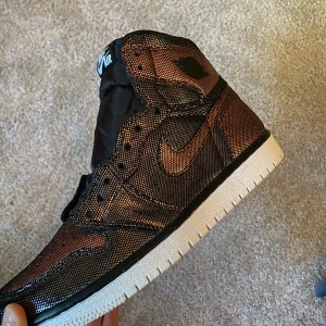 Jordan 1 high - Säljer mina helt nya jordan 1 high fearless i str 40,5 men sitter mindre! Har box, kvitto och samt 3 olika skosnören till! Aldrig använda!