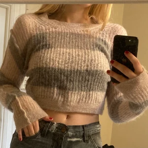 Trendig grovt stickad tröja! - Snygg tröja passar perfekt nu till höst!🖤❤️  passar S