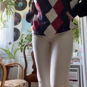 GANT bootcut jeans  - De är ett par lågmidjade jeans. Dom är som nyskick är använda få antal gånnger. Det finns inga fläckar eller något sånt på dem. Dom sitter väldigt bra runt midjan. Storlek S men funkar på XS också.  